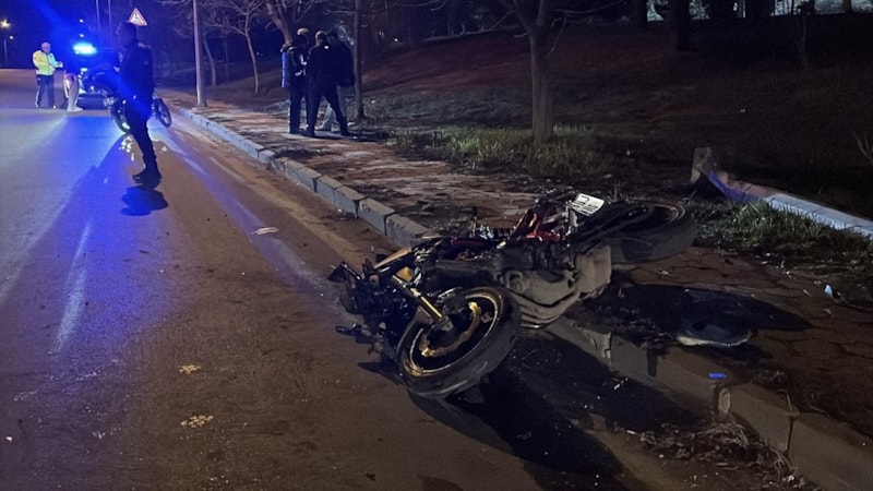 Eskişehir’de direğe çarpan motosikletin sürücüsü can verdi