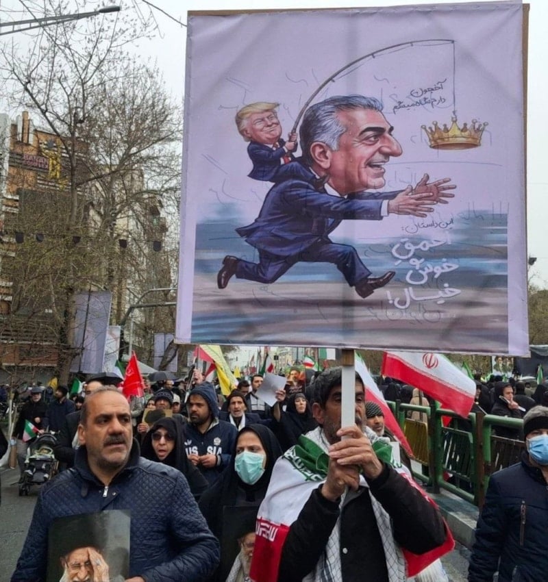 İranlılar Pehlevi için pankart hazırladı: Hayalperest aptal