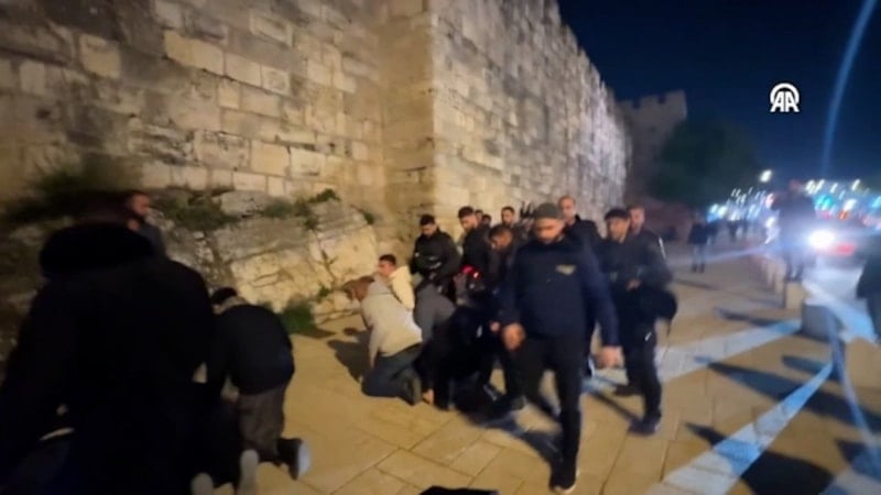 İsrail polisinden namaz kılan Filistinlilere sert müdahale