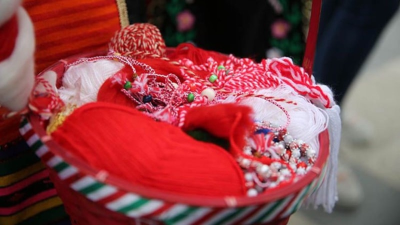 Kırmızı beyaz iplerin bilinmeyen sırrı! İşte Marteniçka’nın asıl anlamı…