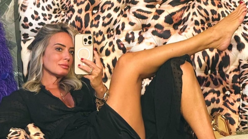 Saba Tümer gençlik fotoğrafını paylaştı! Güzelliğine yorum yağdı