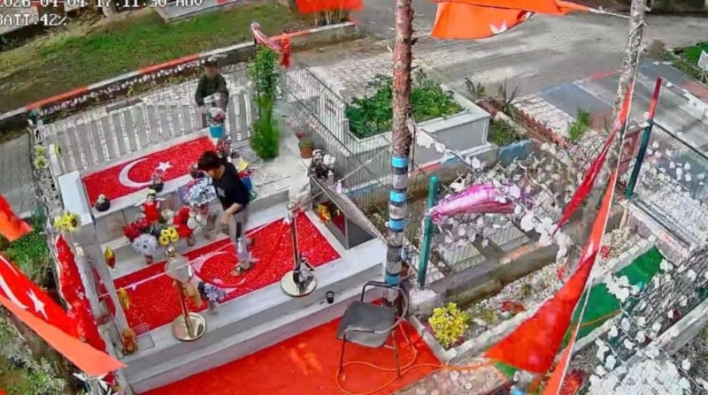 Adana’da şehit mezarına saldırı: Acılı anne gözyaşlarına boğuldu