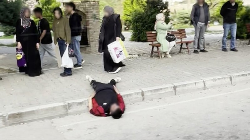Adana’da uyuşturucu bağımlısı durak yanında uyuyakaldı