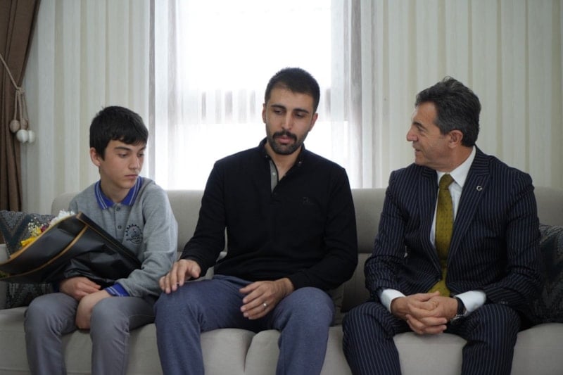 Bayburtlu kahraman komisere öğrencilerden anlamlı ziyaret