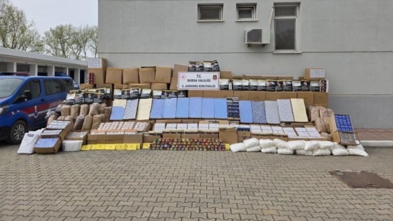 Bursa’da kaçak tütün operasyonu: Depo ve araçlardan milyonluk ürün çıktı