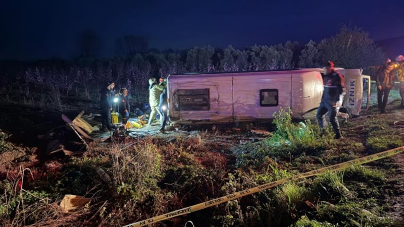 Bursa’da yolcu minibüsü devrildi: 1 ölü 12 yaralı