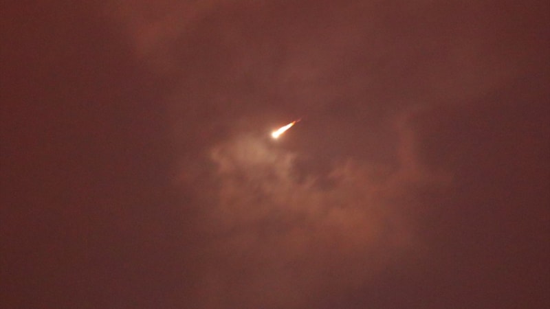 İran’dan fırlatılan füzenin İsrail’e düşme anı