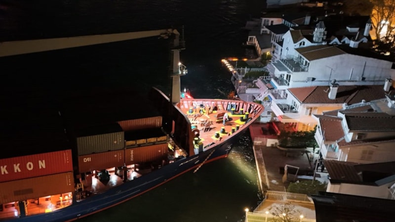 İstanbul Boğazı’nda 147 metrelik gemi, yalıya metreler kala karaya oturdu