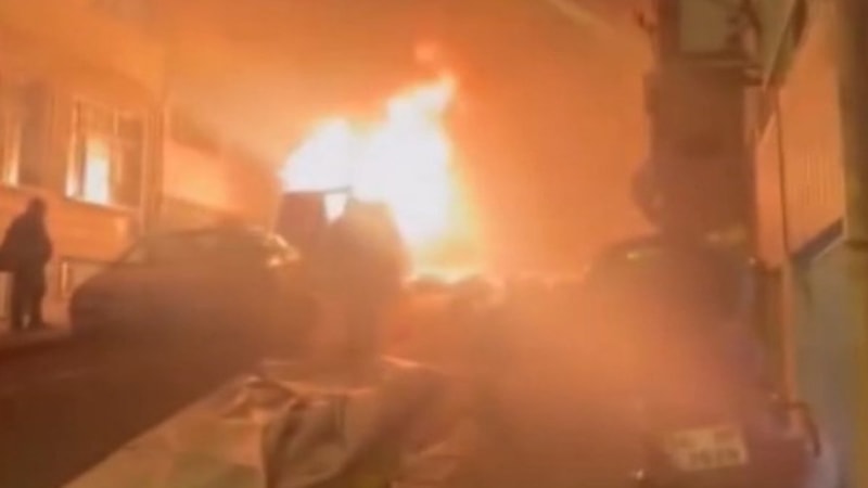 İstanbul’da park halindeki hafif ticari araç alev alev yandı