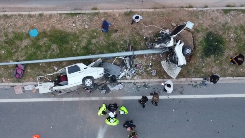 Mersin’de aydınlatma direğine çarpan otomobil ikiye bölündü