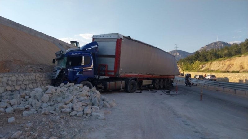 Mersin’de rampaya çarpan tırdan fırlayan mermerler minibüsü parçaladı: 1 ölü 3 yaralı