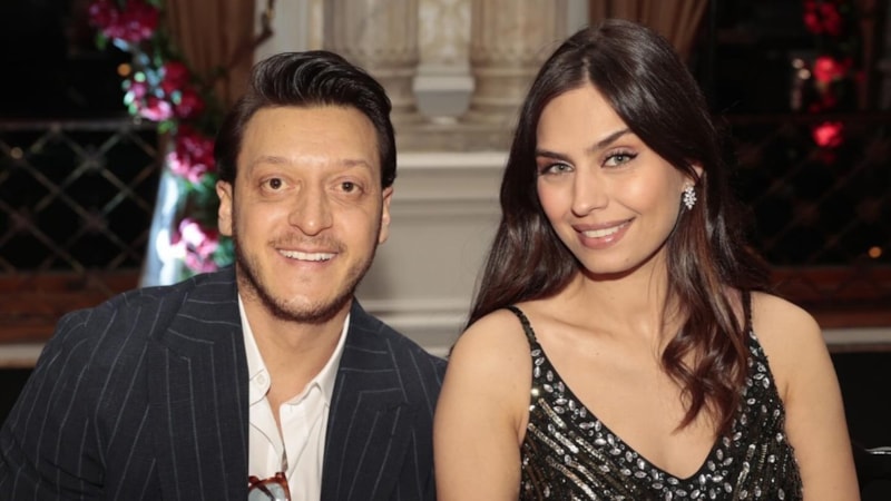 Mesut Özil üçüncü kez baba oldu! Aile fotoğrafı geldi