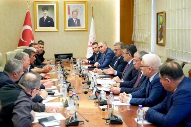 Mustafa Çiftçi, maden eyleminin polise çiçek vererek sonlandırılmasını takdir etti