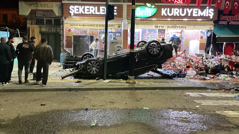 Sivas’ta kontrolden çıkan otomobil 2 iş yerine çarparak devrildi