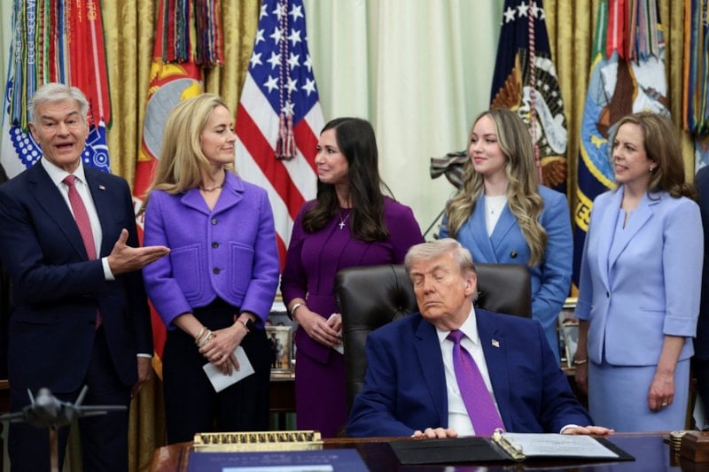 ABD Başkanı Trump, Oval Ofis’teki etkinlik sırasında uyukladı