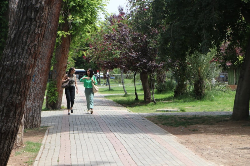 Adana’da termometreler 35 dereceyi gösterdi: Vatandaşlar kendini dışarı attı