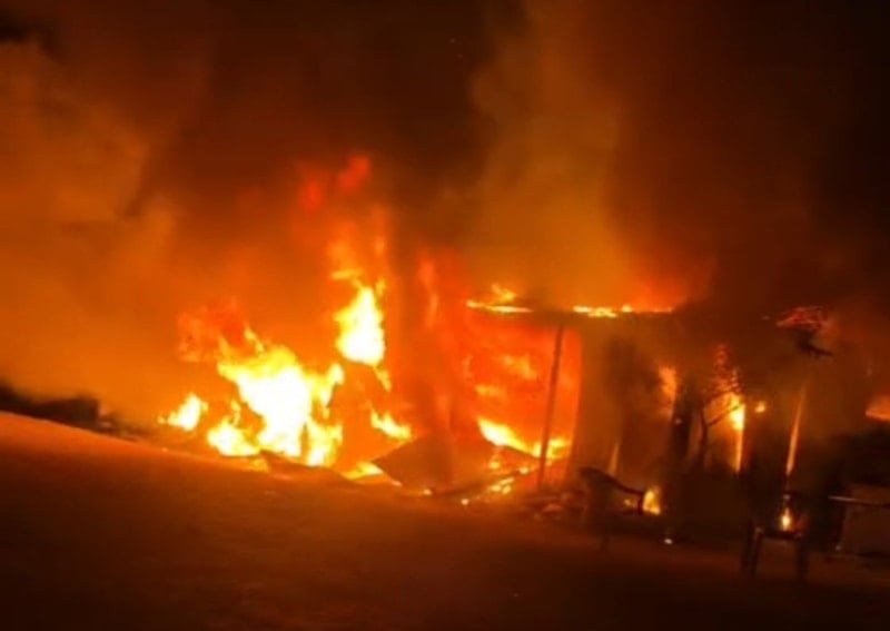 Adana’da uyuyamadı, çıkan yangında ailesini kurtardı
