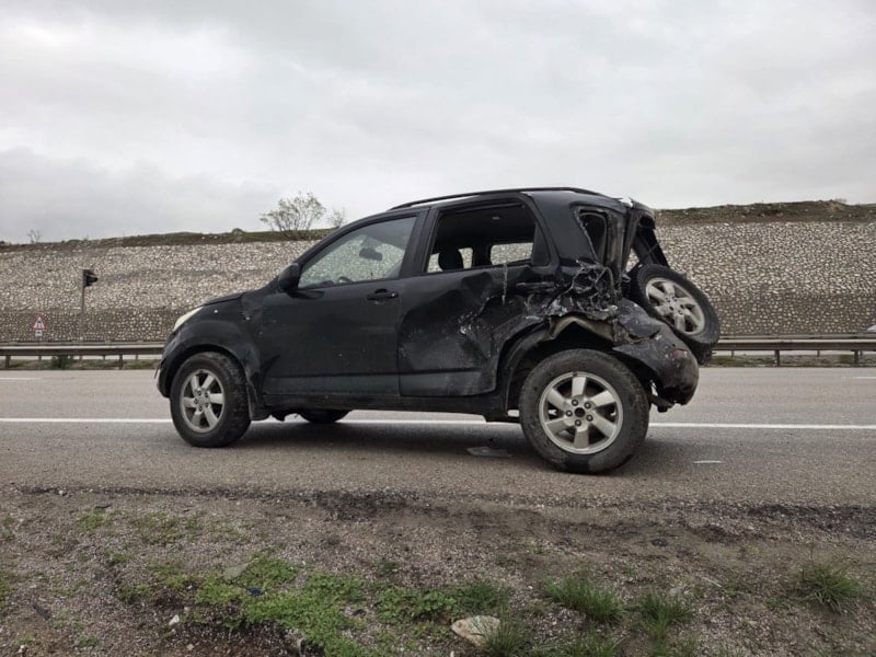 Ankara’da minibüs, otomobile ve tabela direğine çarptı: 1 ölü