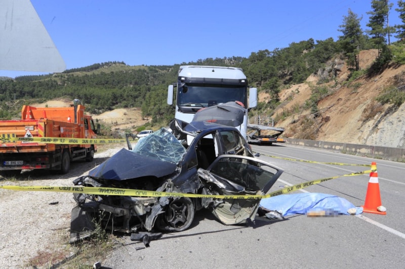 Antalya’da otomobil mermer yüklü tırla çarpıştı: Genç çift kazada can verdi