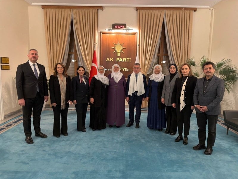 ‘Barış Anneleri’nden AK Parti’ye ziyarette beyaz tülbent hediyesi