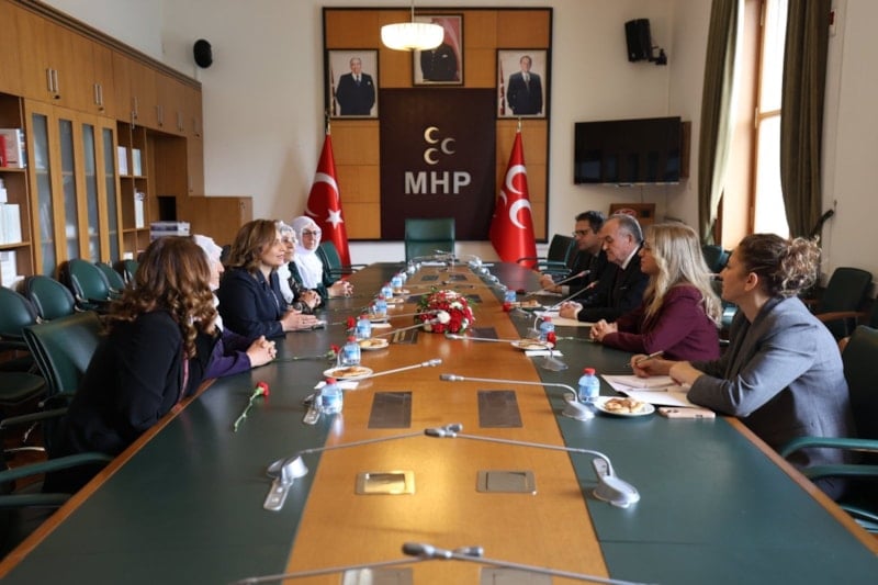“Barış Anneleri”nden MHP’ye ziyaret: Beyaz tülbent hediyesine sarı tülbentle karşılık