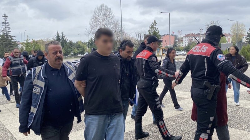 Bolu’da silahlı saldırı şüphelilerinin aileleri basın mensuplarına tepki gösterdi: Çekmeyin