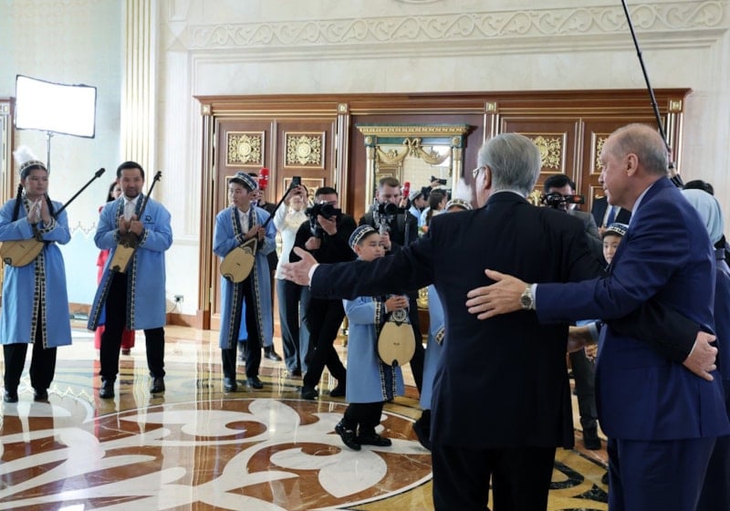 Cumhurbaşkanı Erdoğan’a Kazakistan’da Dombra sürprizi