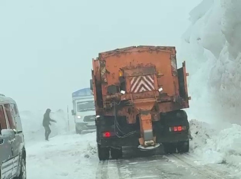 Erzurum’da sürücüler, Palandöken Geçidi’nde kaldı