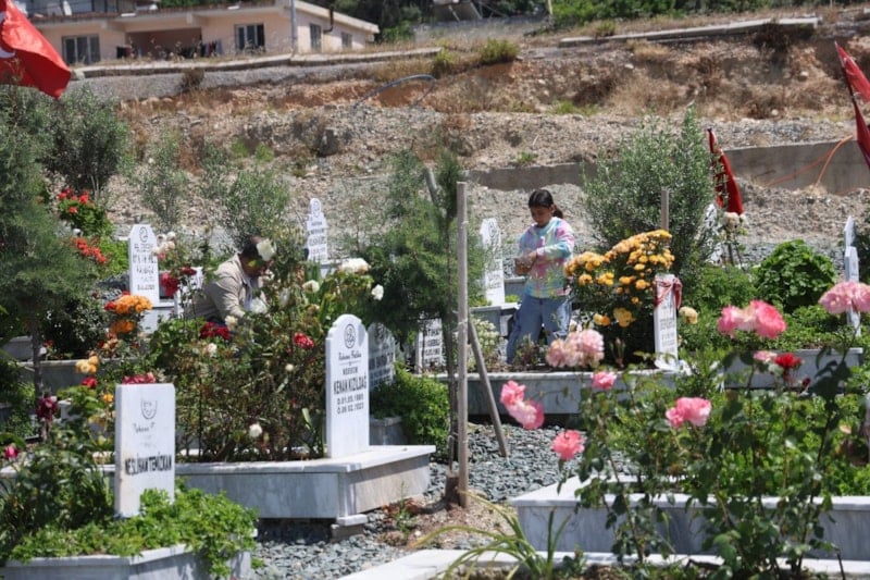 Hatay’da deprem mezarlığında buruk anneler günü