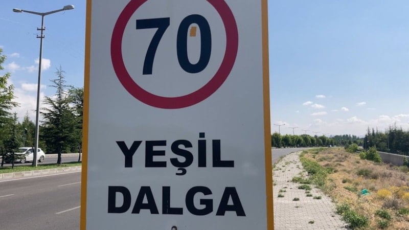 Her gün gördüğünüz bu tabela aslında bir talimat: Uymayanlar kırmızıda bekliyor