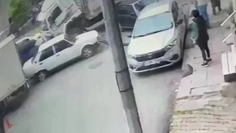 İstanbul Bağcılar’da freni boşalan kamyon 8 araca zarar verdi