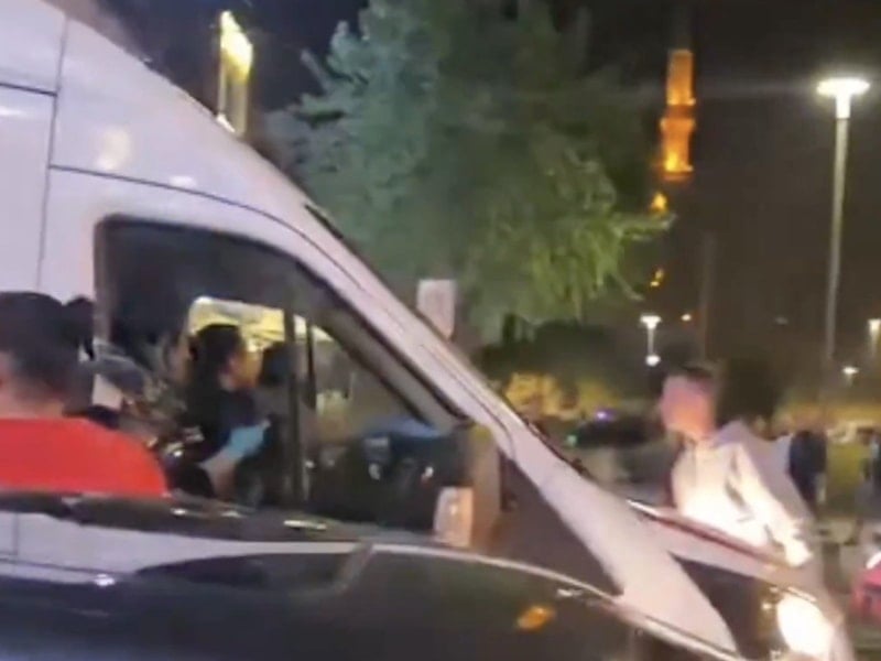 İstanbul’da ‘içinde hasta yok’ dedikleri ambulansın geçişini engellediler