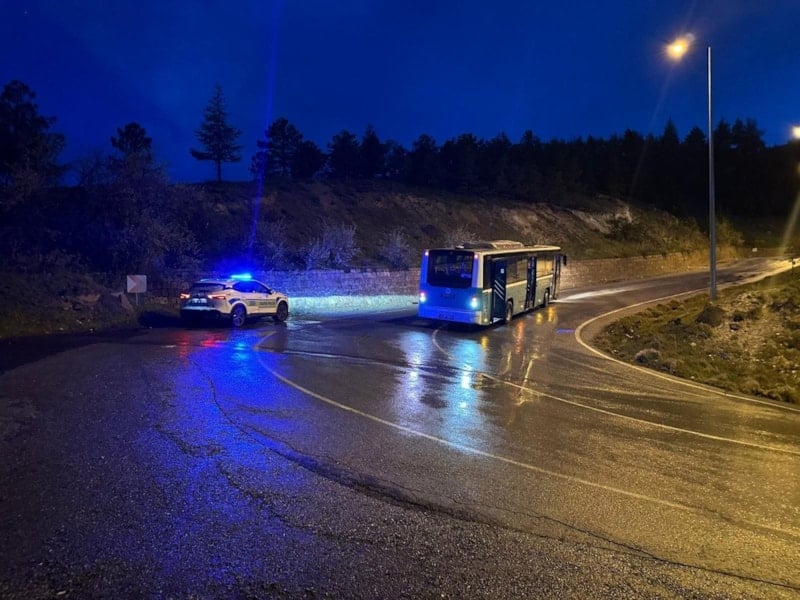 Kayseri’de alkollü bir şahıs çaldığı özel halk otobüsüyle kaza yaptı