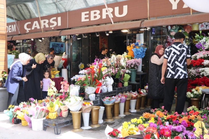 Kayseri’de anneler günü nedeniyle çiçekçilerde yoğunluk oluştu