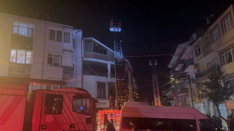 Kocaeli’de çatı katı alevlere teslim oldu