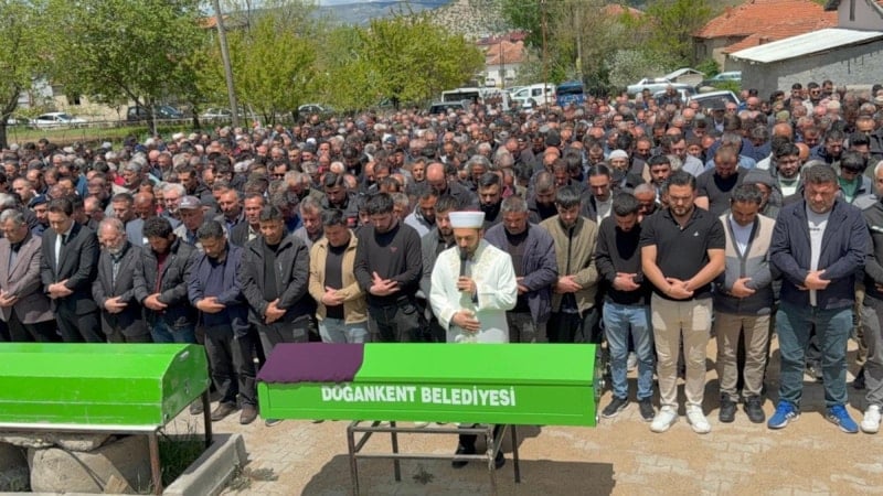 Yozgat’ta kazada ölen 2’si öğrenci 3 kişi toprağa verildi